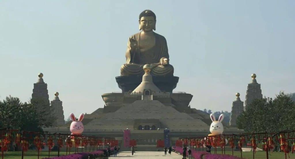 O Significado Profundo Da Suastica No Majestoso Buda De Taiwan