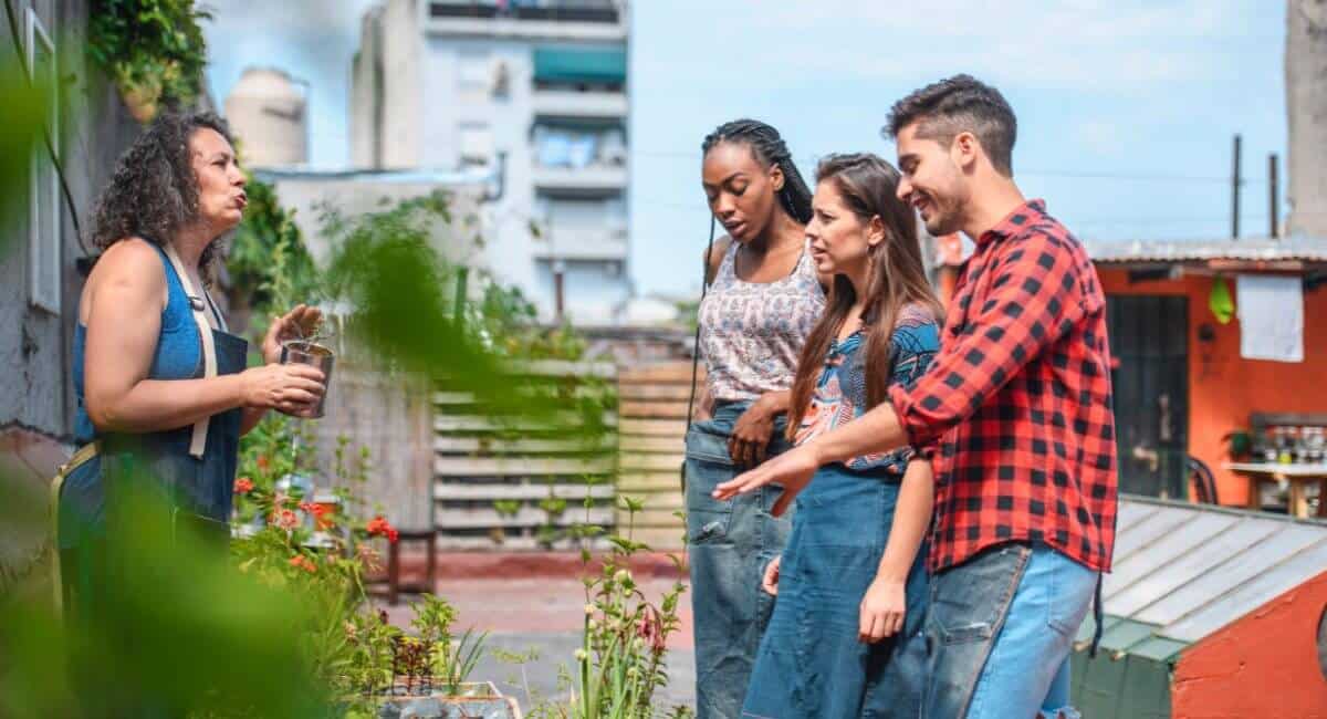 Grupo-Estudando-Jardinagem-Uma-Professora-3-Alunos-Apontando-Para-As-Plantas