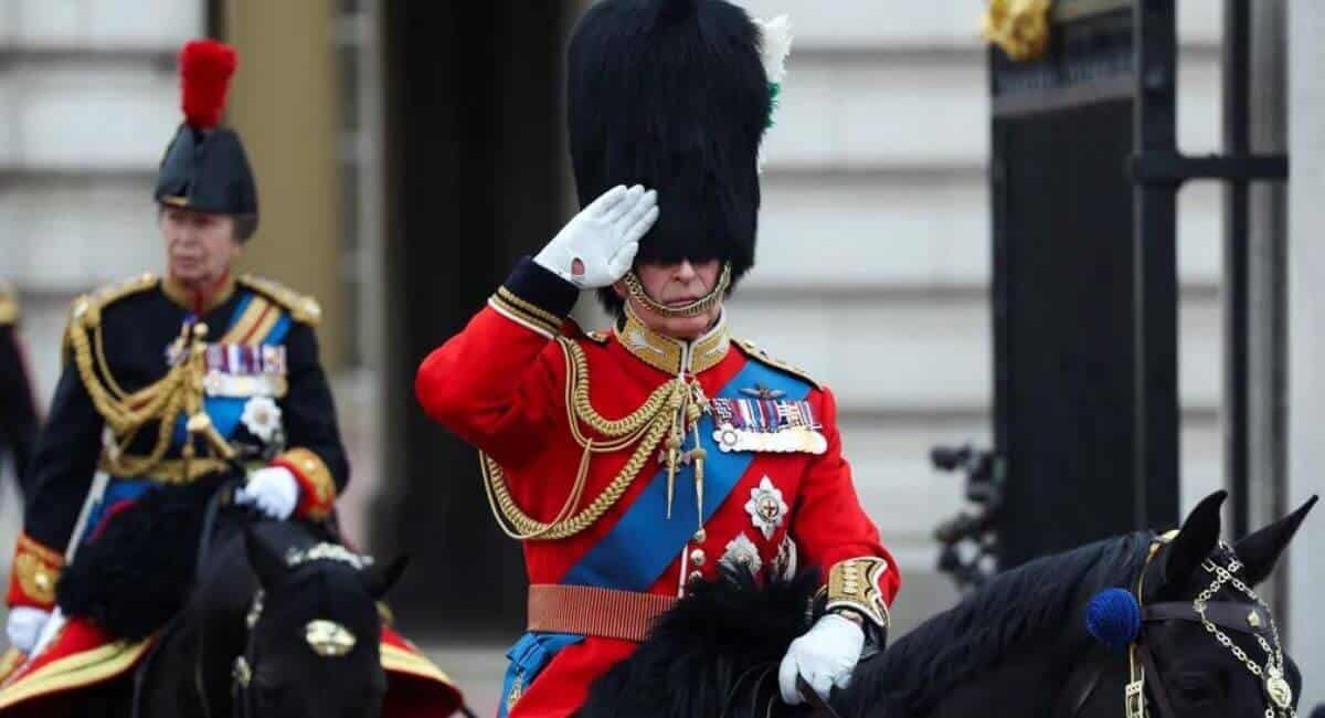 Rei-Charles-III-cavalga-do-Palácio-de-Buckingham-em-uma-cerimônia-de-aniversário-tradicional