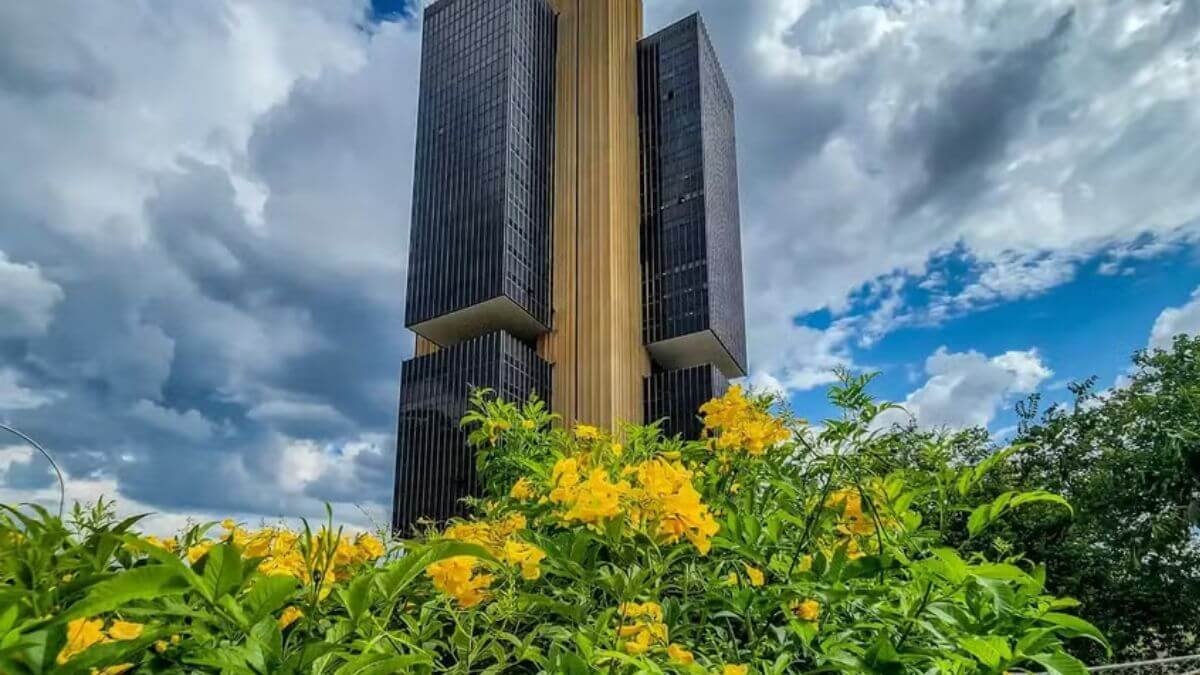 Saques superam depósitos na poupança em abril, aponta Banco Central