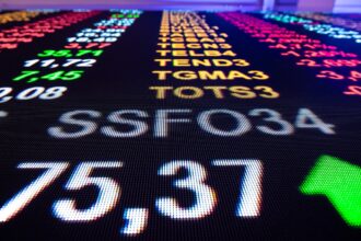 Painel de cotações financeiras enfatiza o código SSFO34, destacando números e setas que simbolizam variações do mercado.