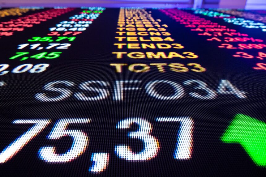 Painel de cotações financeiras enfatiza o código SSFO34, destacando números e setas que simbolizam variações do mercado.