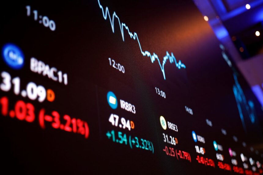 Gráfico de ações em tela eletrônica mostrando variação de preços de mercado, destacando crescimento e queda de índices.