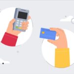 Mãos segurando máquina de cartão de crédito e um cartão azul, simbolizando transação digital segura e moderna.