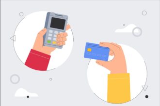 Mãos segurando máquina de cartão de crédito e um cartão azul, simbolizando transação digital segura e moderna.