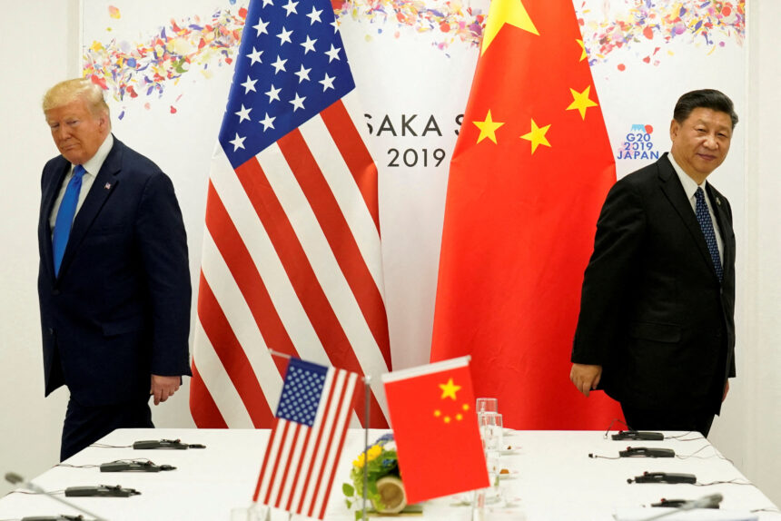 Líderes dos EUA e China se afastam em evento do G20, com bandeiras dos países ao fundo e microfones na mesa.