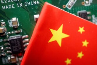 Placa de circuito impresso com a inscrição Made in China ao lado de uma bandeira chinesa destacando a indústria tecnológica.