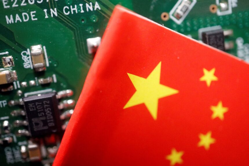 Placa de circuito impresso com a inscrição Made in China ao lado de uma bandeira chinesa destacando a indústria tecnológica.