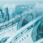 Notas de dólar sobrepostas por gráficos financeiros e números de cotações refletem a dinâmica do mercado global.
