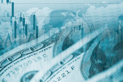 Notas de dólar sobrepostas por gráficos financeiros e números de cotações refletem a dinâmica do mercado global.
