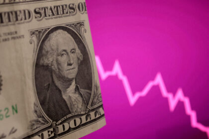 Nota de dólar sobreposta a um gráfico rosa em declínio, simbolizando crise econômica e flutuações financeiras.