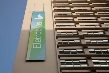 Prédio corporativo da Eletrobras com ampla fachada e logotipo destacado, refletindo o setor de energia elétrica no Brasil.