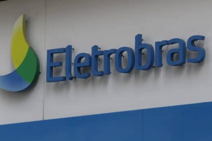 Logotipo da Eletrobras em uma fachada azul e branca, representando energia elétrica e infraestrutura no Brasil.
