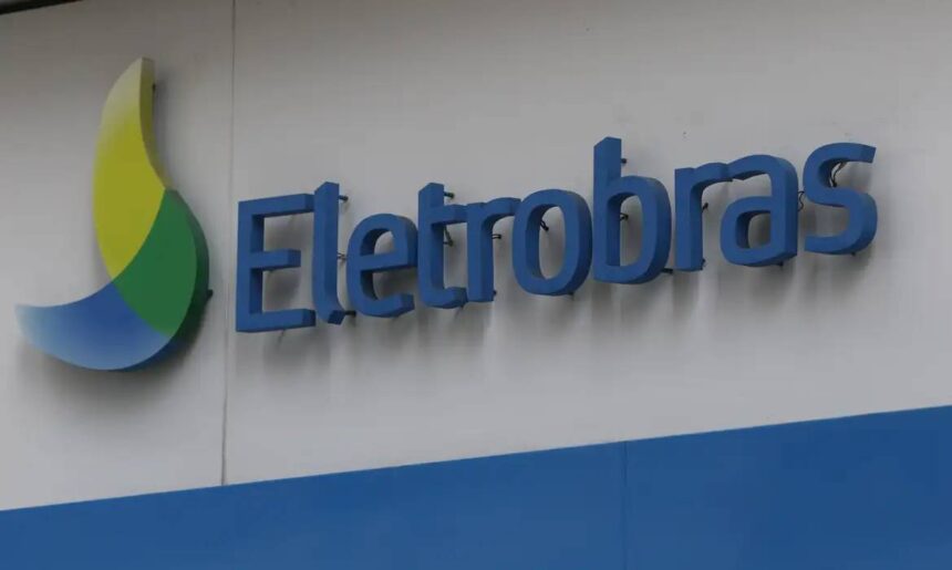 Logotipo da Eletrobras em uma fachada azul e branca, representando energia elétrica e infraestrutura no Brasil.