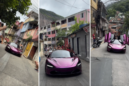 Carro esportivo roxo em rua movimentada de comunidade urbana, rodeado por moradores, capturando atenção local.