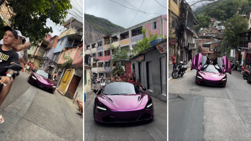 Carro esportivo roxo em rua movimentada de comunidade urbana, rodeado por moradores, capturando atenção local.