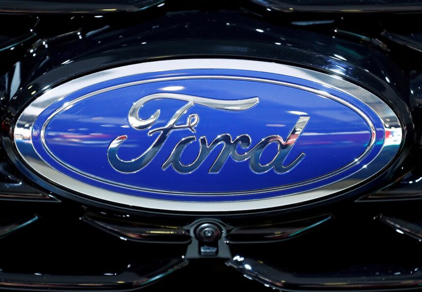 Logo da Ford, fundo azul e contorno cromado, destacando a identidade visual da montadora automobilística.