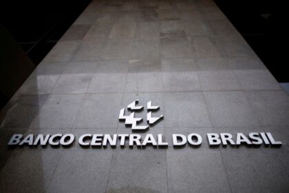 Fachada do Banco Central do Brasil com logotipo e nome em letras metálicas, simbolizando autoridade monetária brasileira.