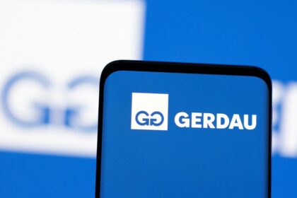 Tela de celular exibindo o logotipo da Gerdau, com destaque em fundo azul, simbolizando inovação no setor siderúrgico.