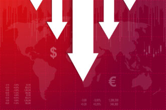 Setas brancas apontam para baixo em um gráfico vermelho mundial, simbolizando queda econômica e desvalorização de moedas.