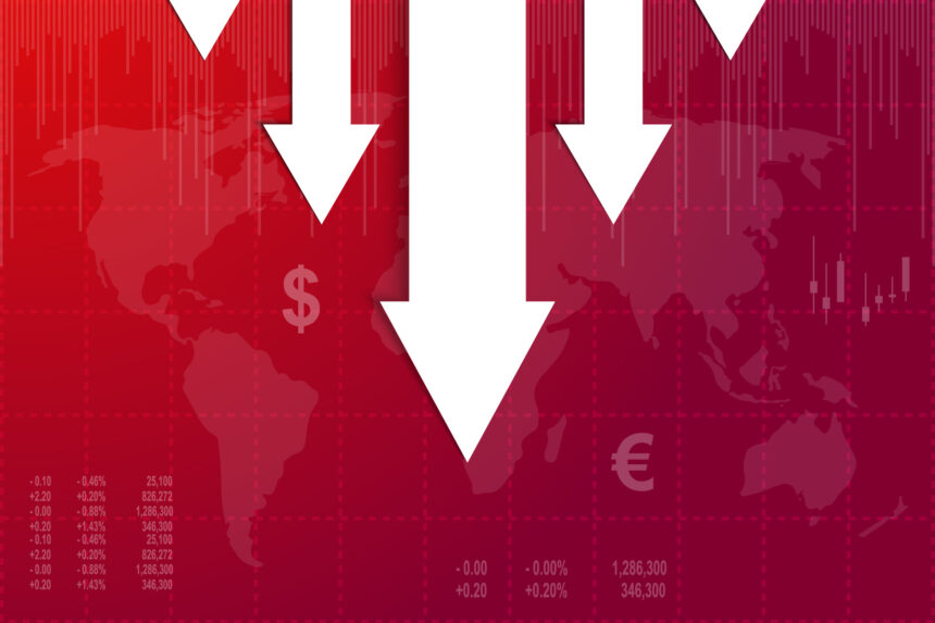 Setas brancas apontam para baixo em um gráfico vermelho mundial, simbolizando queda econômica e desvalorização de moedas.