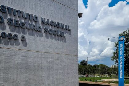 Fachada do Instituto Nacional do Seguro Social em Brasília, destacando a placa de Previdência Social sob um céu azul.