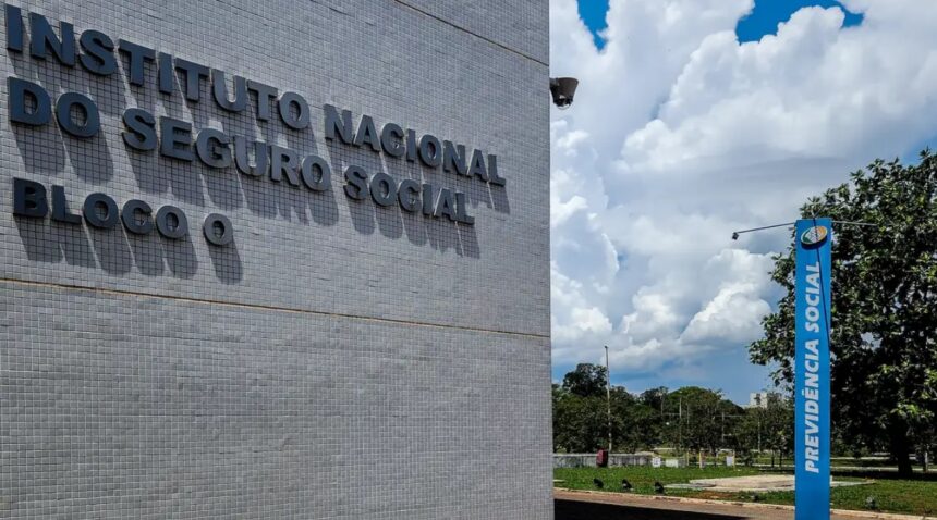 Fachada do Instituto Nacional do Seguro Social em Brasília, destacando a placa de Previdência Social sob um céu azul.