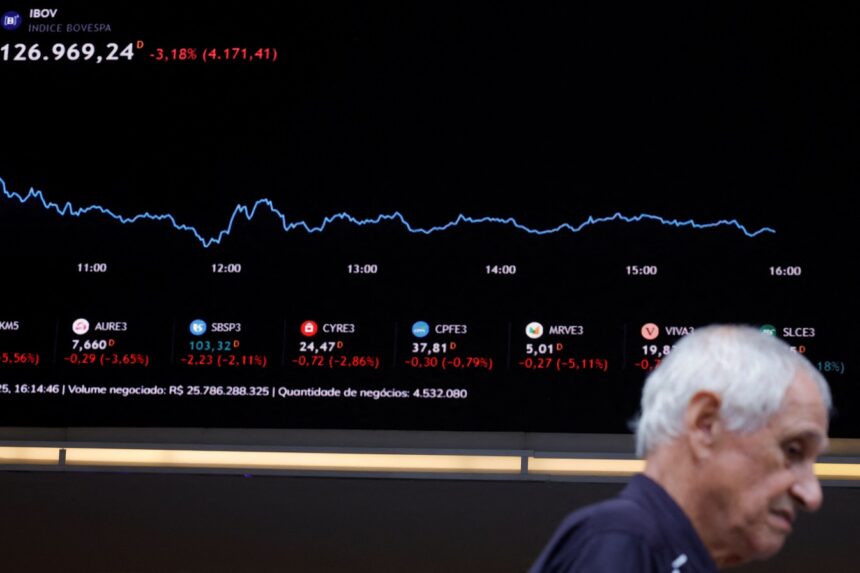 Gráfico da Bolsa de Valores Bovespa mostra queda de 3,18% no índice IBOV, com cotações em destaque e pessoa em primeiro plano.