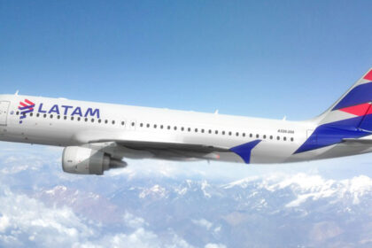 Avião da LATAM sobrevoa montanhas cobertas de neve sob um céu azul, destacando viagem aérea segura e confiável.