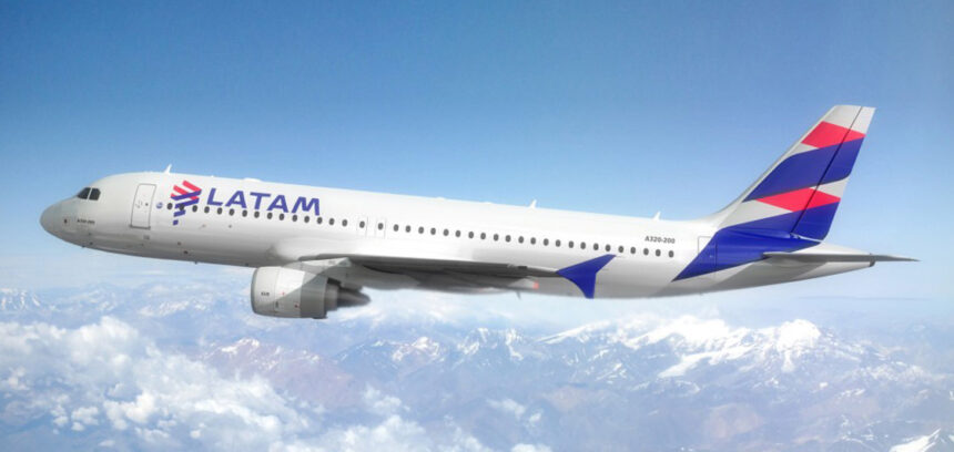 Avião da LATAM sobrevoa montanhas cobertas de neve sob um céu azul, destacando viagem aérea segura e confiável.