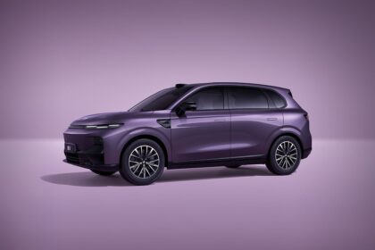 SUV elétrico moderno em tom de roxo, com design aerodinâmico e rodas elegantes, destacado em fundo neutro.