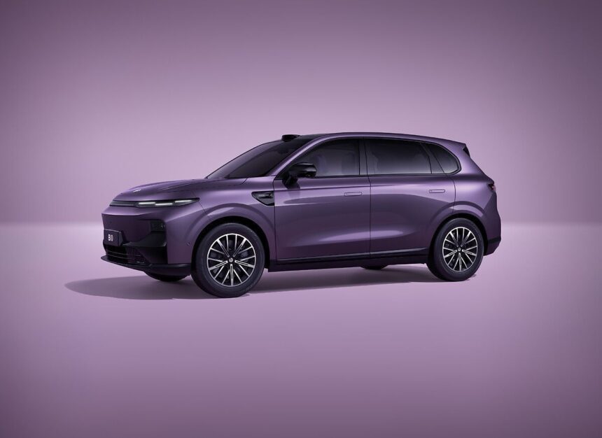SUV elétrico moderno em tom de roxo, com design aerodinâmico e rodas elegantes, destacado em fundo neutro.