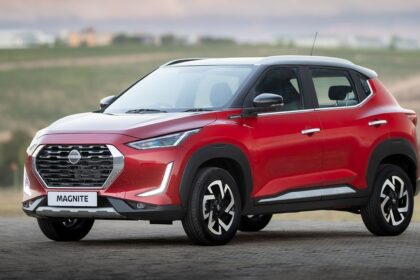 SUV vermelho em estrada aberta, design moderno, linhas robustas e faróis em LED, ideal para aventuras urbanas.