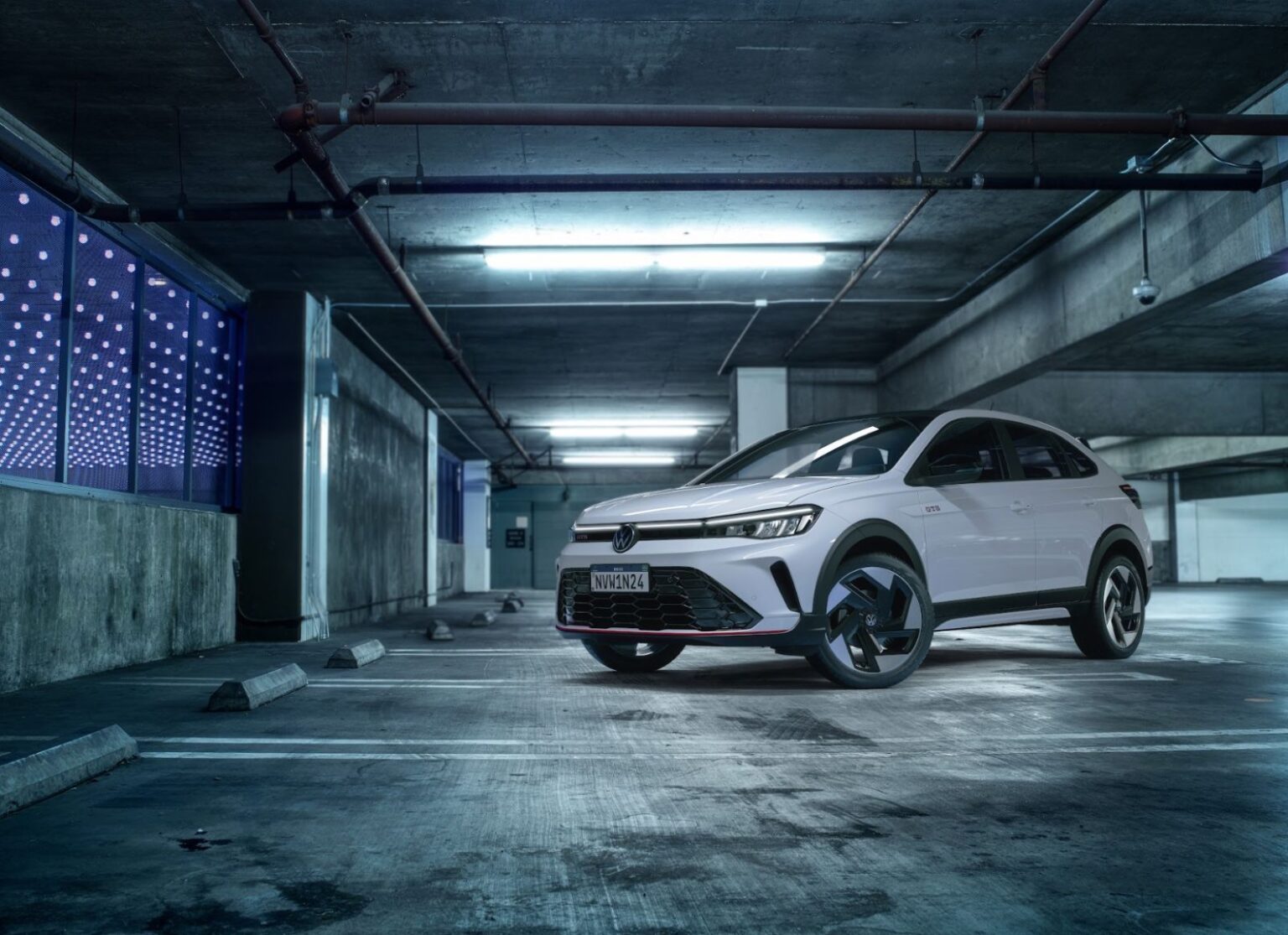SUV branco estacionado em garagem urbana iluminada, destacando design moderno e linhas esportivas em ambiente industrial.