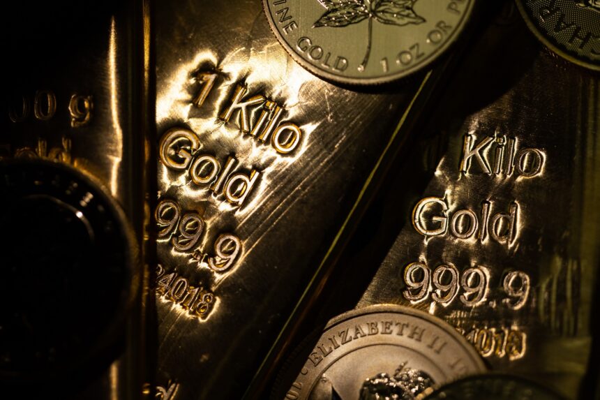 Barras de ouro reluzentes de 1 quilo, destacando pureza de 999.9, acompanhadas por moedas de ouro detalhadas.