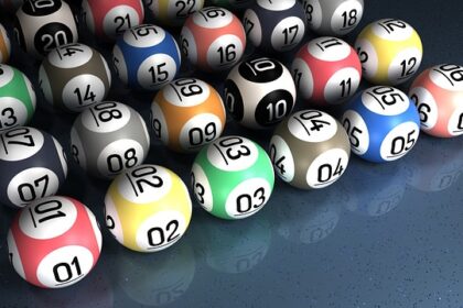 Bolas numeradas e coloridas de loteria espalhadas sobre uma superfície brilhante, destacando o tema sorteios e jogos de azar.