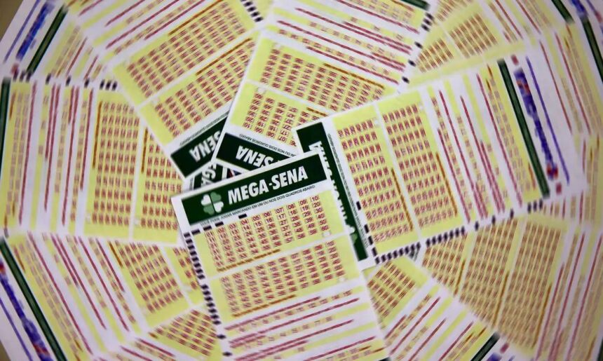 Bilhetes da Mega-Sena espalhados, destacando números e logotipo, representando a expectativa do próximo sorteio.