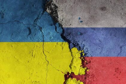 Bandeiras da Ucrânia e Rússia divididas por rachadura, simbolizando tensões políticas e conflitos entre os países.