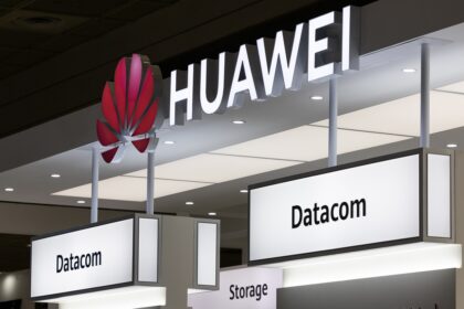 Estande da Huawei com foco em soluções de Datacom e Storage, caracterizado por iluminação moderna e branding destacado.