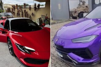 Dois carros esportivos luxuosos, um vermelho em uma garagem moderna e um roxo estacionado ao ar livre.