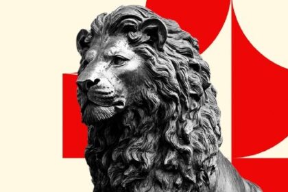 Estátua de leão majestoso em fundo geométrico vermelho, combinando arte e simbolismo de força e liderança.
