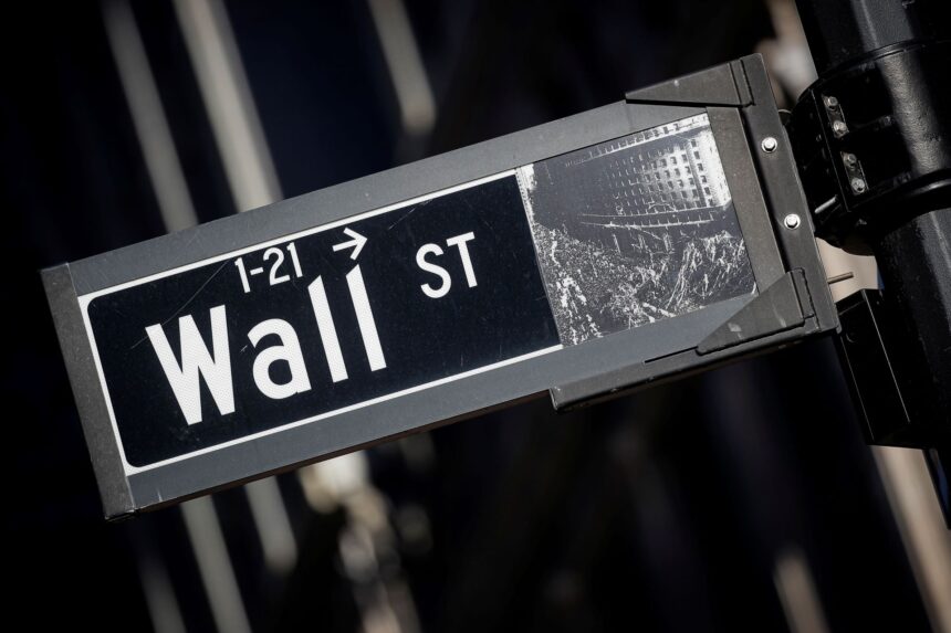 Placa de rua de Wall Street em destaque, símbolo do centro financeiro de Nova York e dos mercados globais.