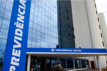 Fachada do prédio da Previdência Social com entrada principal e arquitetura moderna, destacando o nome no letreiro azul.