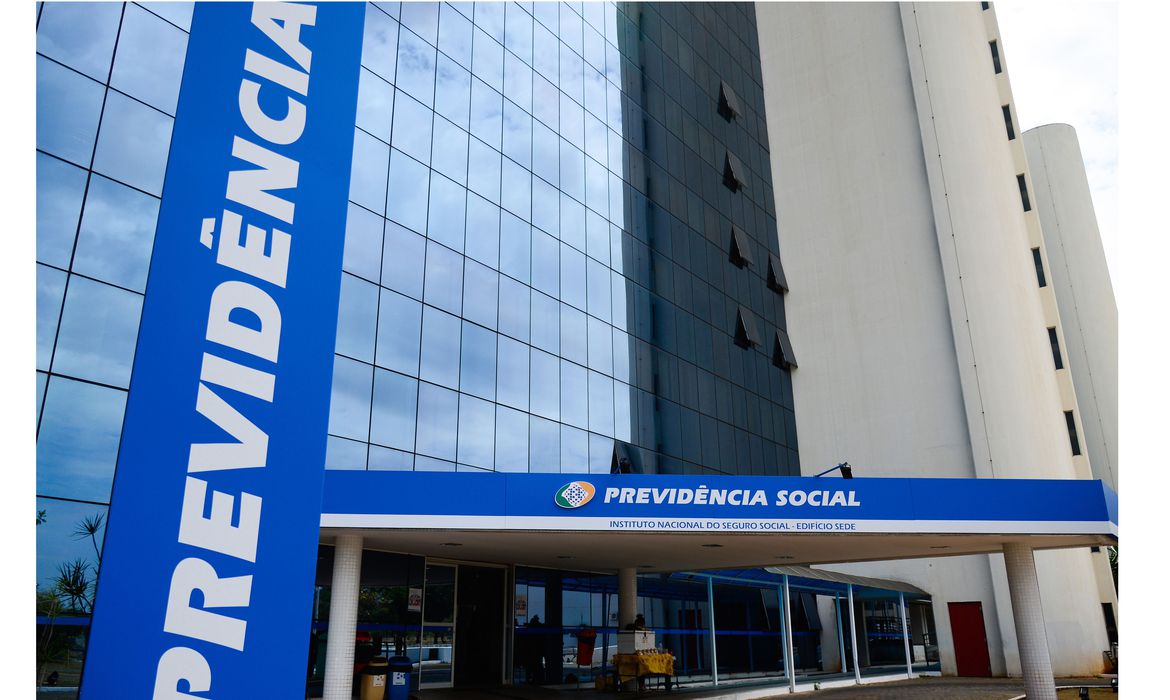 Fachada do prédio da Previdência Social com entrada principal e arquitetura moderna, destacando o nome no letreiro azul.