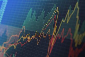 Gráfico financeiro com linhas coloridas mostrando variação de mercado financeiro em tela azul, destacando tendências de investimento.