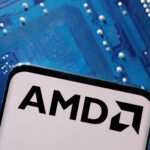 Logotipo da AMD em um fundo de placa-mãe azul, destacando tecnologia de chips e inovação em hardware de computador.