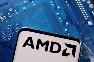 Logotipo da AMD em um fundo de placa-mãe azul, destacando tecnologia de chips e inovação em hardware de computador.