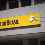 Fachada do Banco do Brasil com câmera de segurança moderna; imagem destaca segurança bancária e proteção de dados.