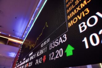 Painel digital de cotações da bolsa de valores com gráficos de ações e indicadores econômicos em destaque.