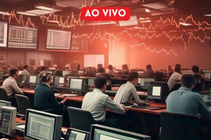 Homens em uma sala de operações observam gráficos em múltiplas telas, enquanto cotações piscam.